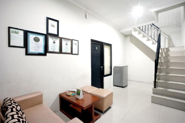 Dparagon Pamela 3 Hostel ยอกยาการ์ตา ภายนอก รูปภาพ